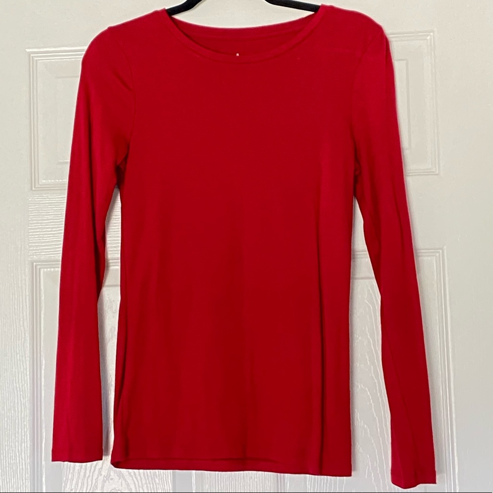 Comfy red long sleeve fitted and stretchy.